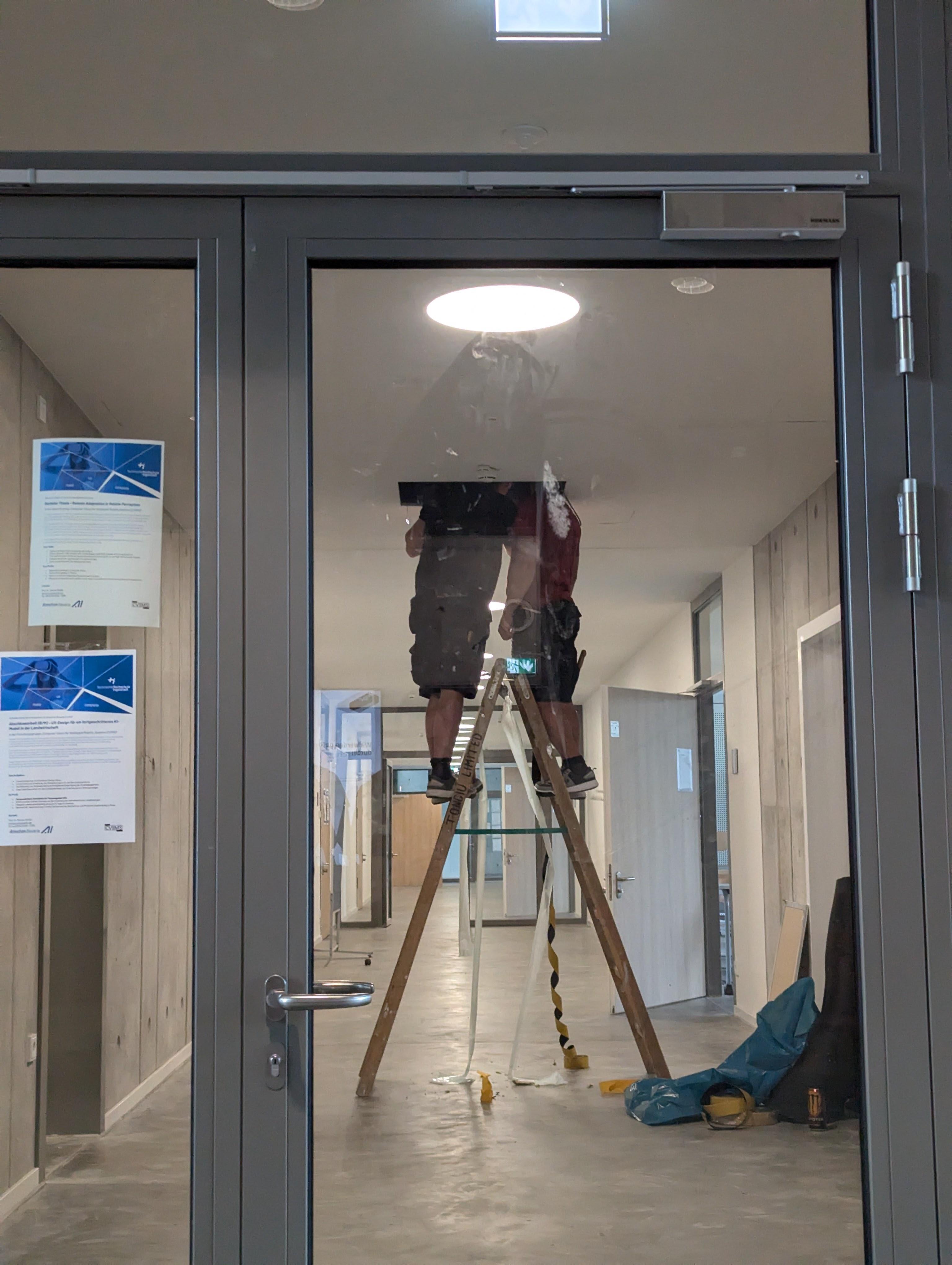 Bauarbeiter fixen die Decke